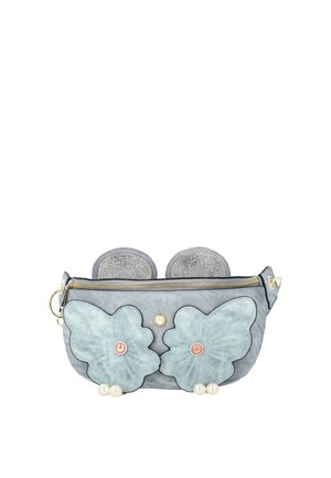 Kleine grijze handtas met vlindervormige blauwe patches, pareldecoraties en een gouden ritssluiting en hardware, tegen een witte achtergrond.