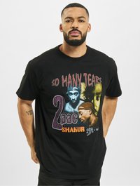 Mustahi t-särk mustast puuvillast, millel on Tupac Shakur'i graafilised trükised koos "So Many Tears" tekstiga elavate värvide ja erinevate fonte abil.