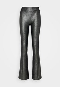 Zwarte flared trousers met een glanzend, textuur oppervlak. Voorzien van een brede tailleband en een aansluitende pijpen die uitlopen vanaf de knie.