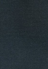 Ciemna tkanina w eskę herringbone o subtelnej teksturze, charakteryzująca się drobnym splotem. Kolor to głęboki grafitowy szary, oferujący wyrafinowany wygląd.