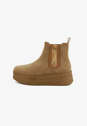 Stivaletti alla caviglia in suede color sabbia con un pannello elastico testurizzato e un accento decorativo a motivo. Sole spesso in platform con cuciture visibili e un branding discreto.
