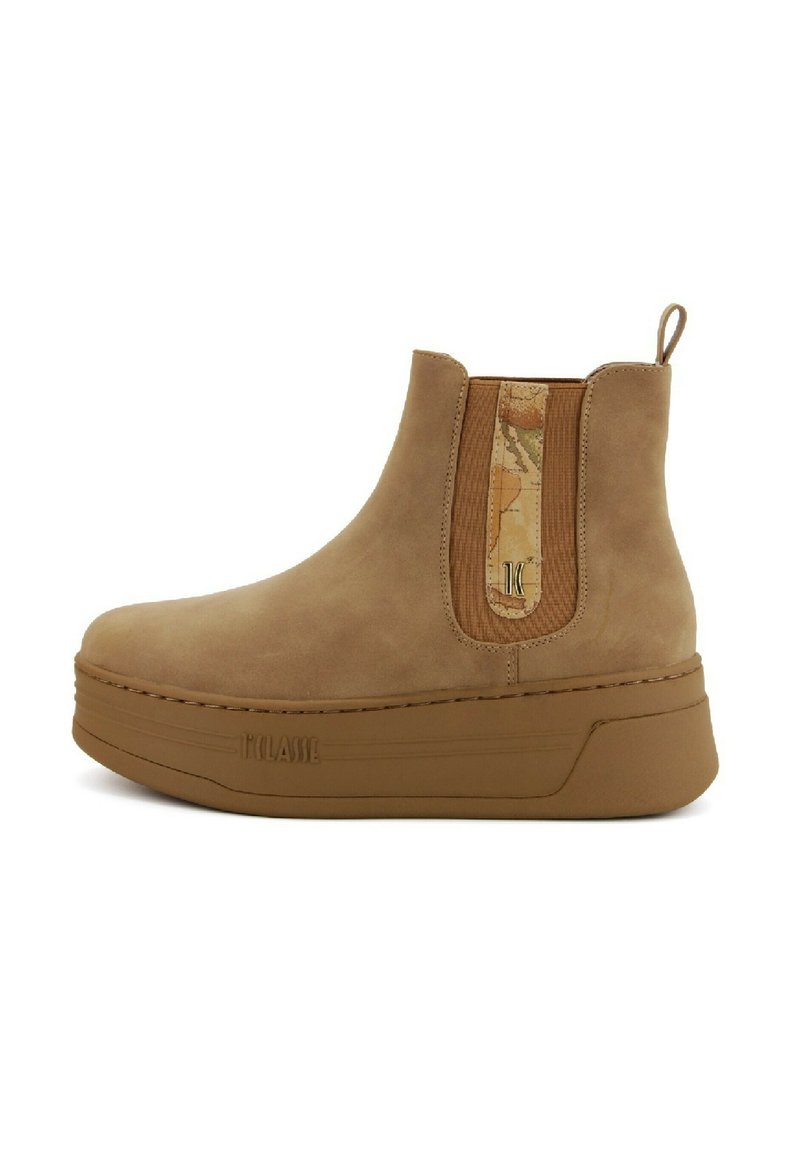 Stivaletti alla caviglia in suede color sabbia con un pannello elastico testurizzato e un accento decorativo a motivo. Sole spesso in platform con cuciture visibili e un branding discreto.