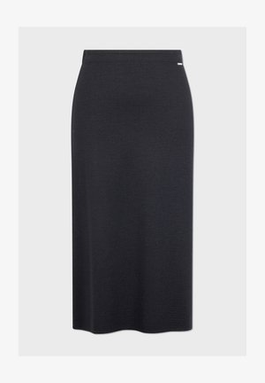 Gonna nera dritta fino al ginocchio con una cintura semplice e un piccolo cartellino metallico del marchio vicino alla vita sul lato destro.