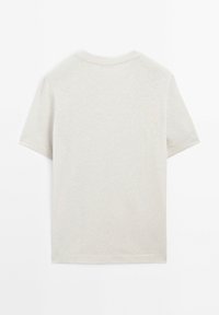 Světlě šedé tričko s krátkým rukávem, kulatým výstřihem, měkkou texturou, jednoduchý design bez grafiky nebo vzorů, s rovnými lemy a uvolněným střihem.