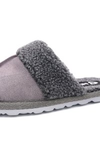 Chausson gris avec un dessus doux et texturé, comportant une bande duveteuse et un corps lisse semblable à du daim. Semelle légère et flexible avec des rainures.