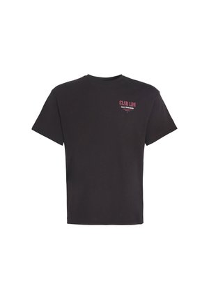 Zwart T-shirt met korte mouwen, met kleine roze en witte tekst "CLSR LDN Luxury British Atelier" en een blauw sterrenlogo op de linkerborst.