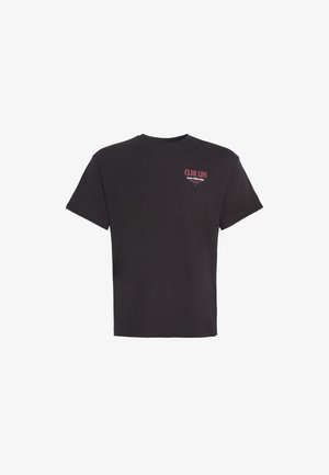 Zwart T-shirt met korte mouwen, met kleine roze en witte tekst "CLSR LDN Luxury British Atelier" en een blauw sterrenlogo op de linkerborst.