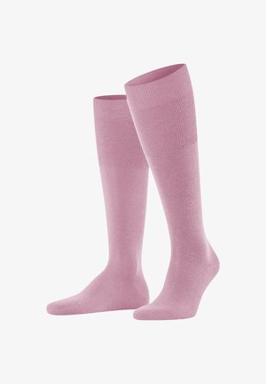 Helle rosa kniehohe Socken aus weichem, dehnbarem Material mit einem gerippten Design am oberen Rand und einem glatten Körper.