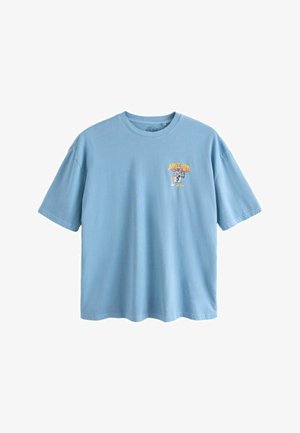 Lichtblauw T-shirt met korte mouwen en een kleine Space Jam-afbeelding en tekst op de linkerborst.