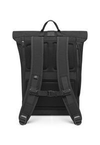 Sac à dos noir repliable avec un dos en mesh rembourré, des bretelles réglables, des boucles et une poche ; fabriqué à partir d'un tissu durable avec un design minimaliste.