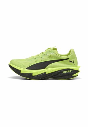 Lysegrøn Puma løbesko med sort logo, tyk sort og grøn plettet sål med mærket Nitro Elite, sidevisning.