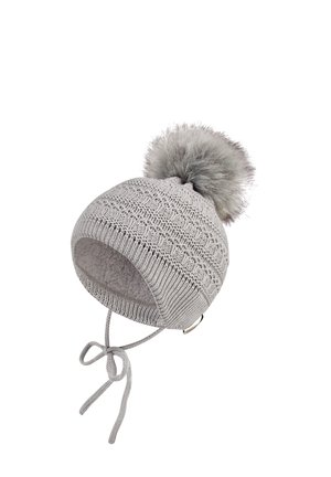 Hellgraue Strickmütze mit einem dekorativen Muster, runder Form, plüschigem grauen Pompon oben und verstellbaren Bändern für einen sicheren Sitz.