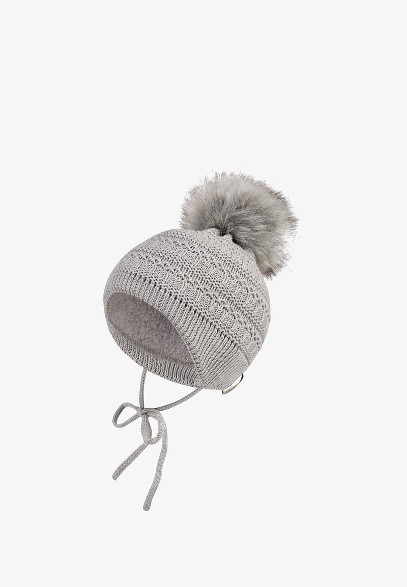 Hellgraue Strickmütze mit einem dekorativen Muster, runder Form, plüschigem grauen Pompon oben und verstellbaren Bändern für einen sicheren Sitz.