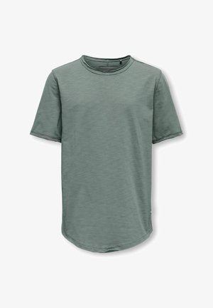 T-shirt med korte ærmer i dæmpet grøn, lavet af blødt stof, har en rund halsudskæring, en bølget kant og kontrastsyninger langs kanterne.