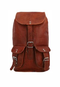 Brązowy skórzany plecak z klapą, dwoma przednimi kieszeniami i regulowanymi paskami. Posiada srebrne okucia i teksturowaną powierzchnię.