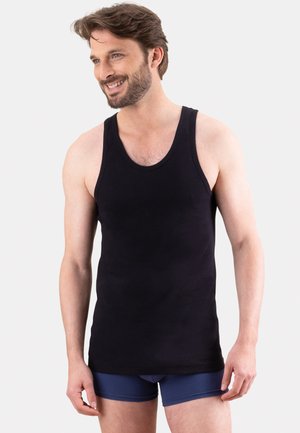 Débardeur en coton noir avec un col rond et des bretelles larges, associé à un short en boxers bleu. Texture lisse, design près du corps.