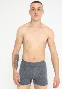 Grijze boxershorts van een textuurstof, met een elastische tailleband. Het ontwerp is naadloos, waardoor een gladde uitstraling wordt gegarandeerd.