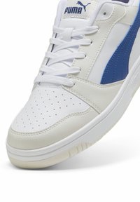 Puma REBOUND V6 UNISEX  - Sportcipő - vapor gray/clyde royal/white