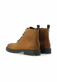 Bottines en cuir marron avec un bout arrondi, semelle en caoutchouc noire, lacets à l'avant et tirette à l'arrière. Texture lisse avec un minimum de détails de couture.