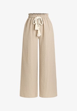Beige wijde broek met verticale strepen, elastische tailleband en decoratieve witte touwriem met kwastjes.