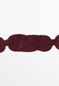 Accessorio in tessuto a maglia color bordeaux con texture morbida e pelosa, con estremità arricciate e forma allungata. Design liscio e senza cuciture.