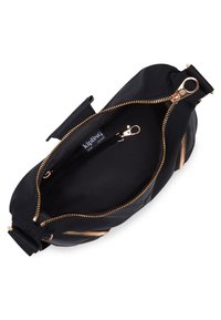 Borsa a mano nera in nylon con design curvo, hardware dorato, doppi zip e fodera interna liscia con etichetta del marchio.