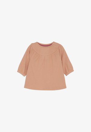 T-shirt pour bébé à manches longues en jersey côtelé de couleur pêche douce, avec empiècement froncé et col rond.