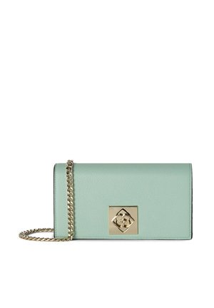 Bolso de hombro de cuero en verde menta con un cierre cuadrado en tono dorado y cadena. Presenta una textura suave y un diseño estructurado.