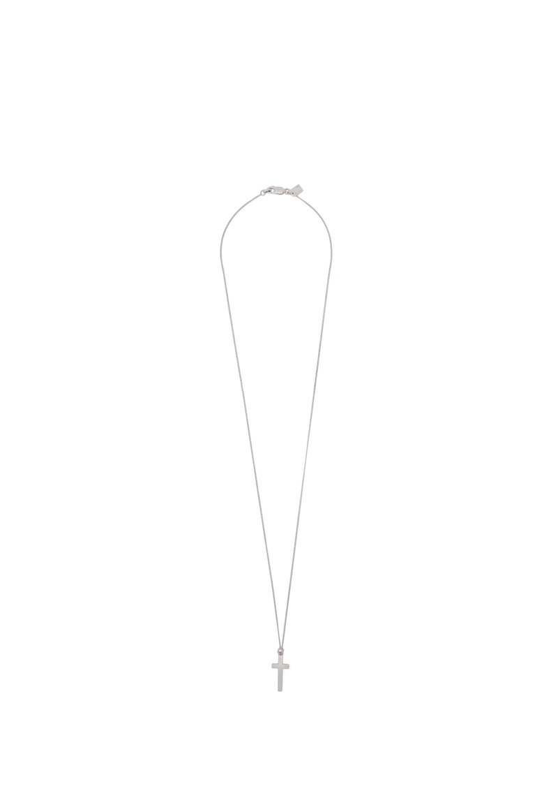 Collier argenté avec une fine chaîne et un pendentif croix simple. Le design présente une forme minimaliste et une texture lisse.