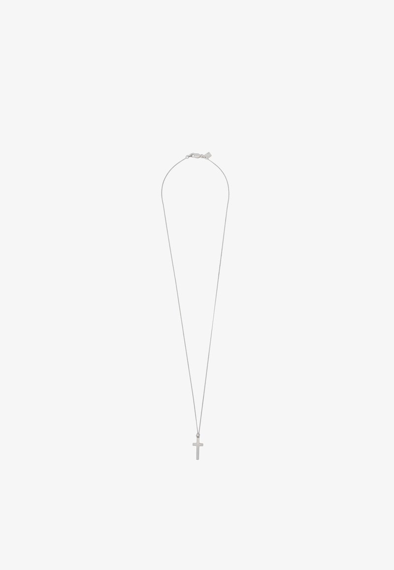 Collier argenté avec une fine chaîne et un pendentif croix simple. Le design présente une forme minimaliste et une texture lisse.