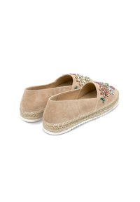 Beige espadrille schoenen met decoratieve edelsteenversieringen en een gestructureerd bovenwerk. Voorzien van een geweven jute zool en een witte rubberen basis.