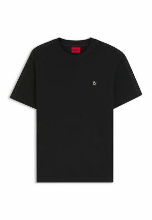 T-shirt noir à manches courtes et col rond avec un petit logo carré « HUGO » sur la poitrine gauche et une étiquette intérieure rouge au col.