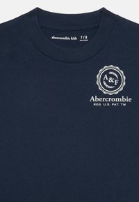 Abercrombie & Fitch TEE UNISEX - T-shirt imprimé - navy blazer