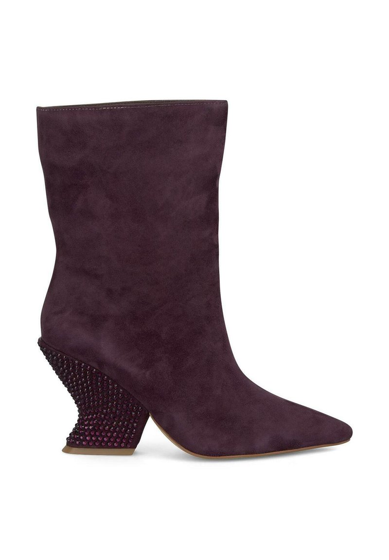 Botte de cheville en daim violet profond avec un embout pointu et un talon sculpté unique orné de strass noirs.