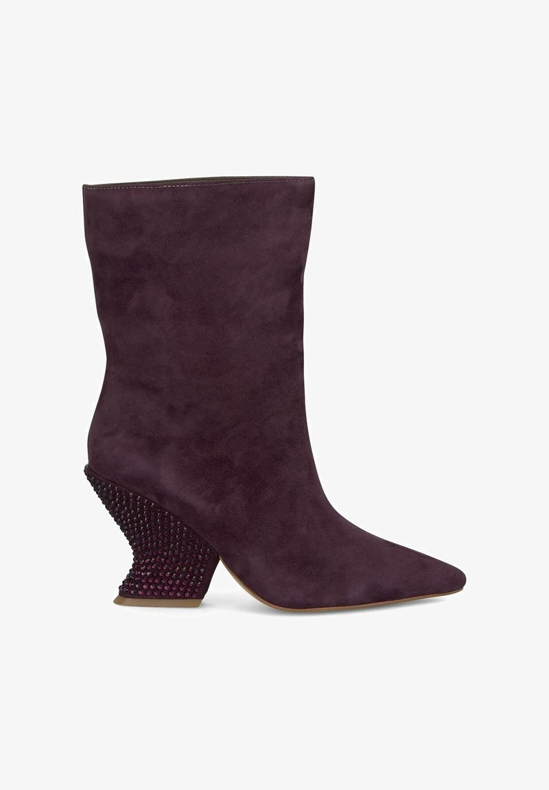 Botte de cheville en daim violet profond avec un embout pointu et un talon sculpté unique orné de strass noirs.