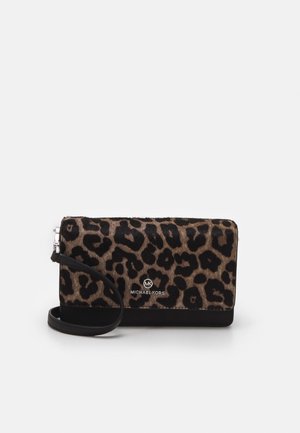 Lille rektangulær clutch taske med brun og sort leopardprint, sort bundkant, håndledsrem og sølv Michael Kors-logo foran.
