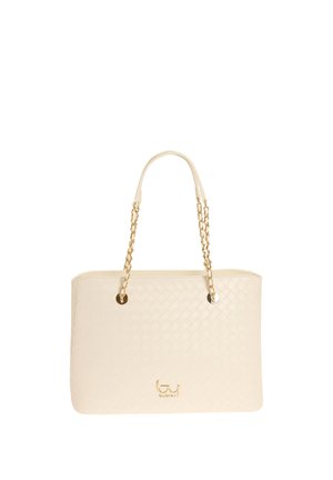 Borsa intrecciata color crema con tracolle a catena dorata e piccolo logo dorato sulla parte anteriore.