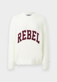 Bílý pletený svetr s vroubkovaným límcem, manžetami a spodním lemem, se velkým vínovým nápisem "REBEL" přes hruď.