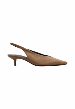 Brun ruskindspumpe med spids snude, slingback, lav kittenhæl og tynd sål, vist mod en hvid baggrund.