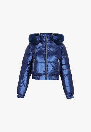Veste courte en quilté, en matériau bleu foncé brillant, avec capuche en fausse fourrure. Équipée de poches latérales zippées et de poignets élastiques à manches.