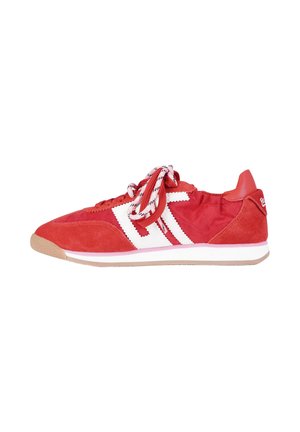 Scarpa da ginnastica rossa bassa con strisce bianche a zigzag, lacci bianchi e rossi a motivo, suola beige in gomma, mostrata su sfondo bianco.