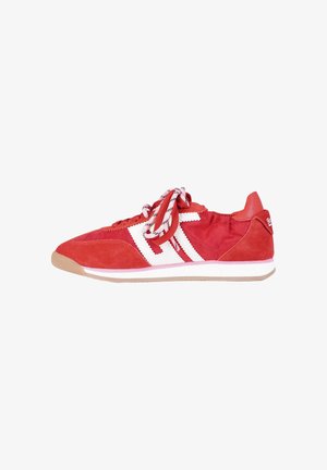 Rode lage sneaker met witte zigzagstrepen, witte en rode veter met patroon, en beige rubberen zool, afgebeeld op een witte achtergrond.