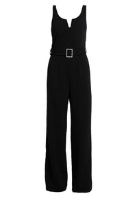 Mono negro con escote en V profundo, perneras anchas y cintura ceñida con un cinturón que presenta un detalle de hebilla cuadrada con joyas.