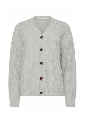 Jasnoszary kardigan z dzianiny warkoczowej z dekoltem w serek, długimi rękawami, ściągaczami na mankietach i pięcioma brązowymi guzikami z przodu.