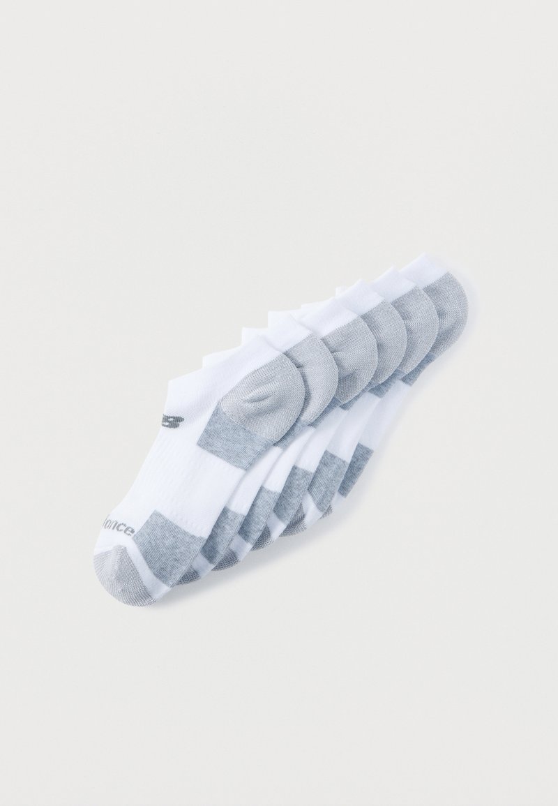 Sechs Paare weiße Knöchelsocken mit grauen Fersen- und Zehenbereichen, gestapelt auf einem schlichten hellen Hintergrund.