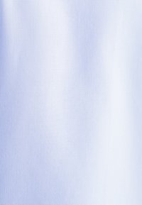 Ensfarvet lyseblåt stof med en subtil vævet tekstur, jævnt oplyst uden synlige mønstre eller objekter.