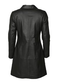 Schwarzer langer Ledermantel mit tailliertem Schnitt, langen Ärmeln und Kragen, von hinten vor einem weißen Hintergrund gezeigt.