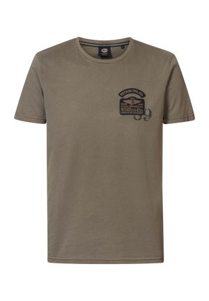T-shirt en coton vert olive avec un col rond, des manches courtes et un design d'étiquette imprimé sur la poitrine comportant du texte et des éléments décoratifs.