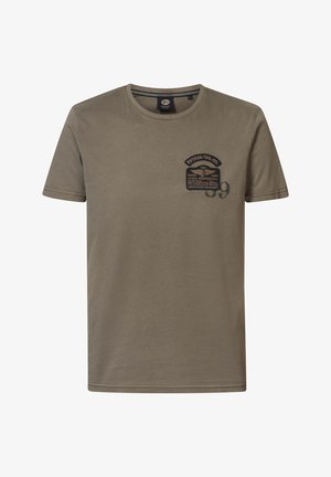 T-shirt en coton vert olive avec un col rond, des manches courtes et un design d'étiquette imprimé sur la poitrine comportant du texte et des éléments décoratifs.