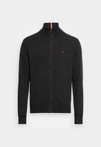 Cardigan zip-up grigio scuro realizzato in tessuto morbido. Presenta un colletto alto e un piccolo logo con dettagli rossi e bianchi sul collo.